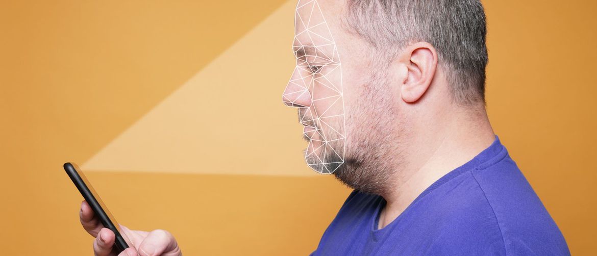 muškarac mobitelom skenira lice