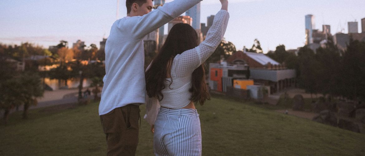 Mladi zaljubljeni par