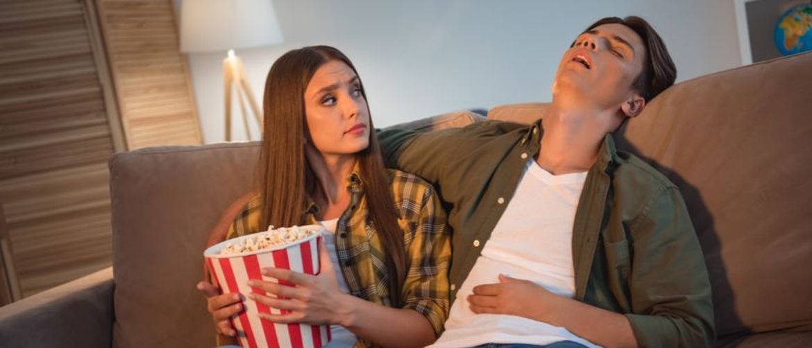 Dečko koji spava na spoju