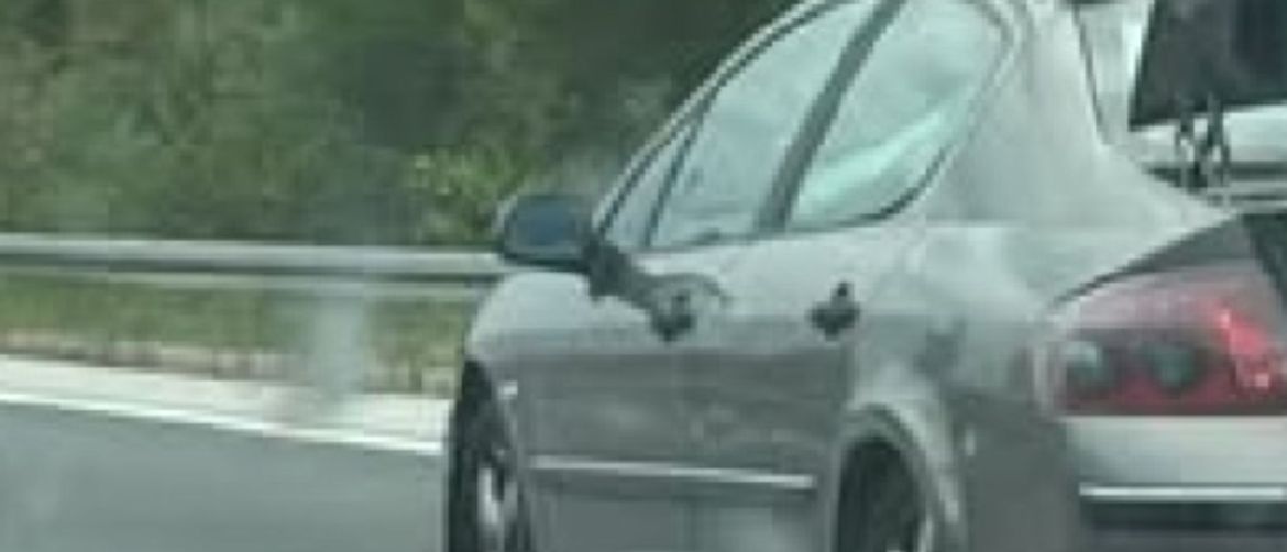 Automobil na autocesti i upitan način transporta