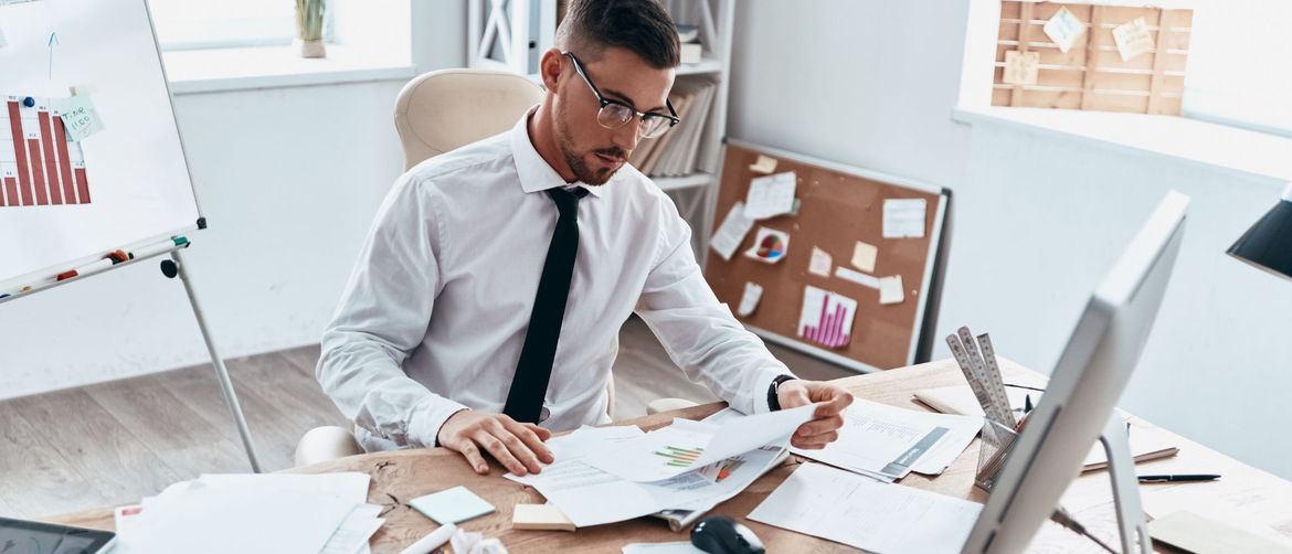 Muškarac s naočalama koji jako razmišlja