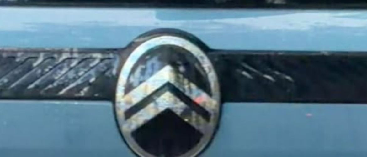 Urnebesna naljepnica na automobilu u Hrvatskoj