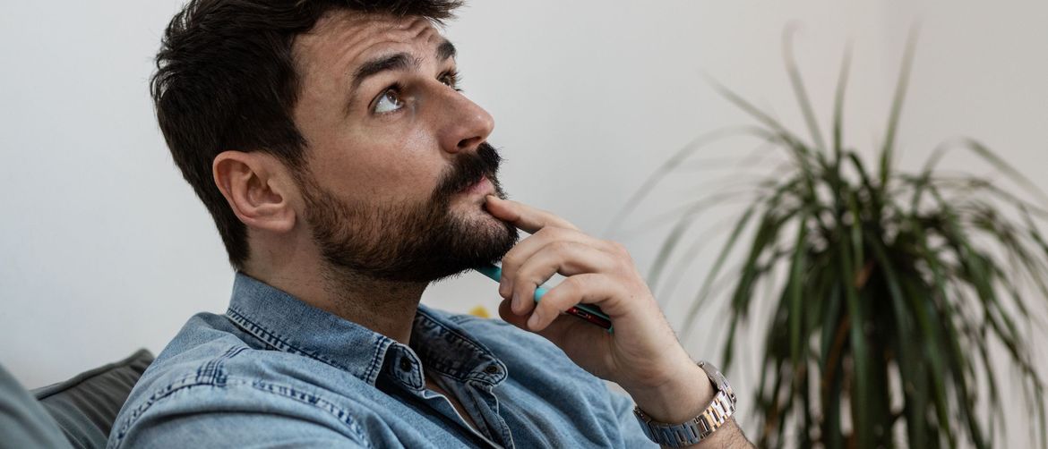 Muškarac s rukom na bradi kako razmišlja