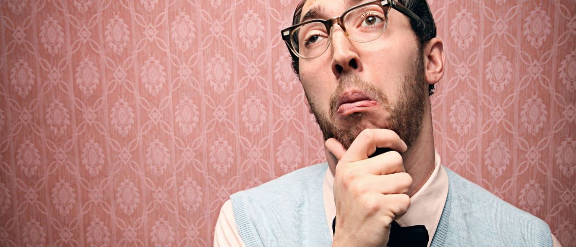 Muškarac s naočalama koji razmišlja