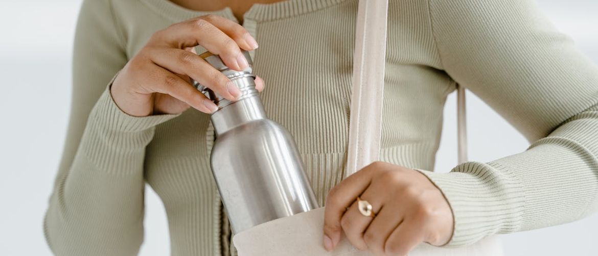 Stavljanje bočice za vodu u torbu