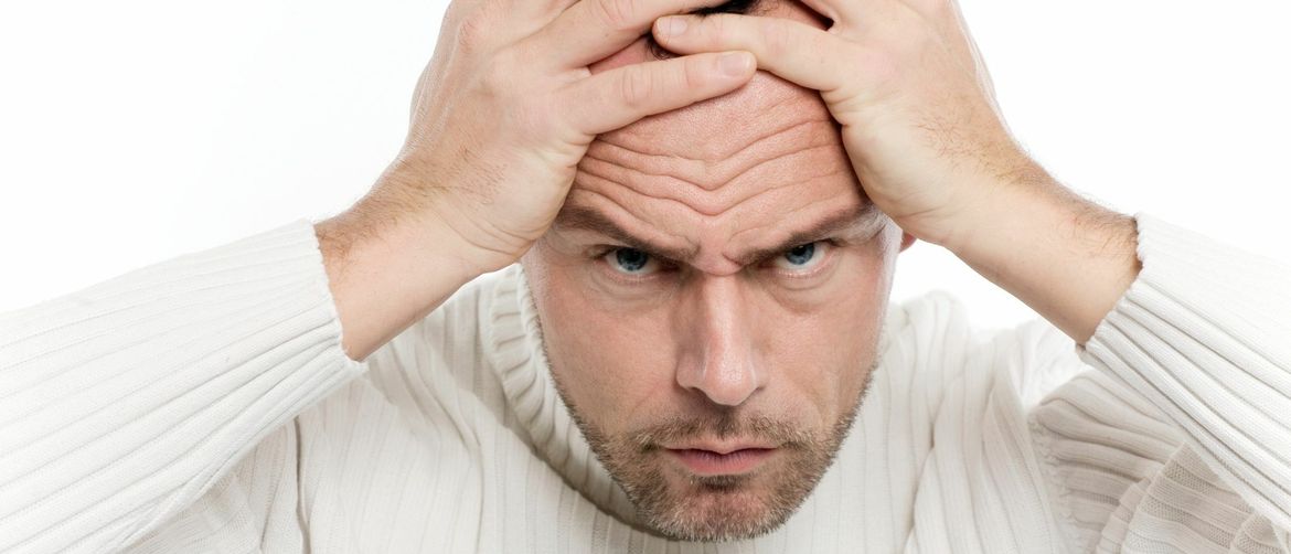 Muškarac koji žustro razmišlja o kvizu