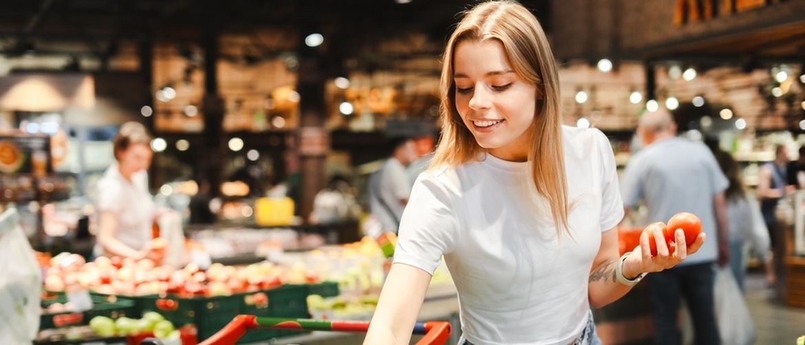 Žena kupuje povrće