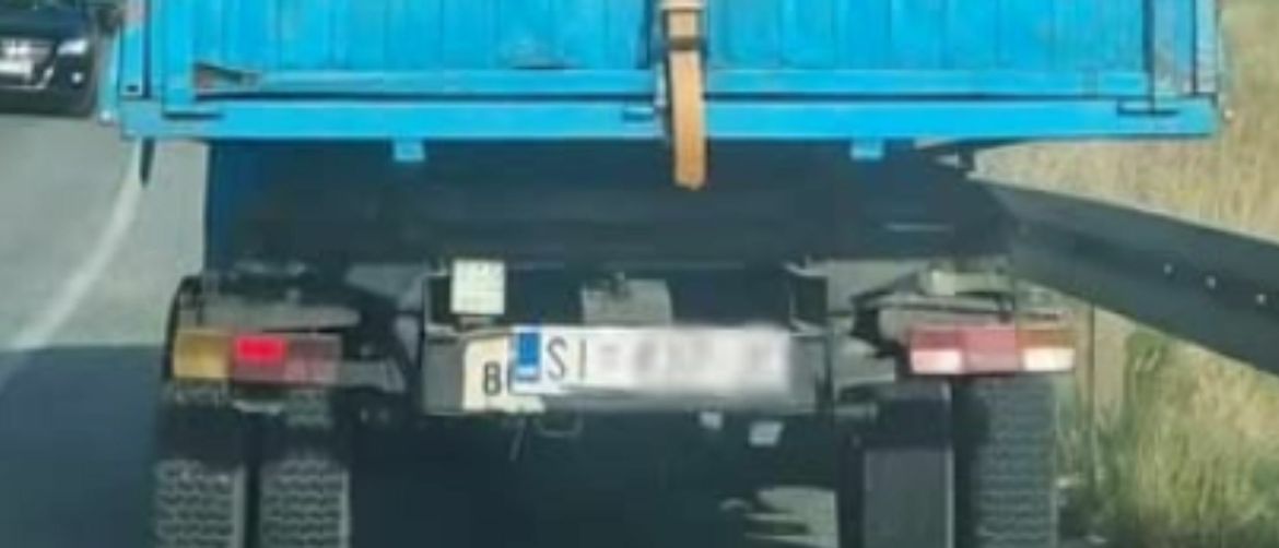 Kamion s urnebesnim natpisom u okolici Šibenika