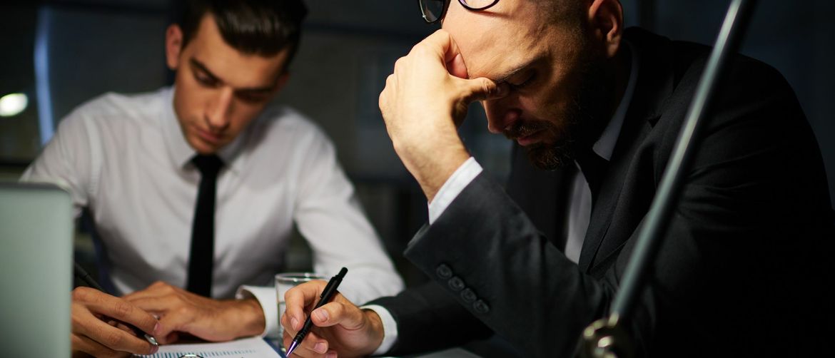 Muškarci koji rješavaju ispit i razmišljaju