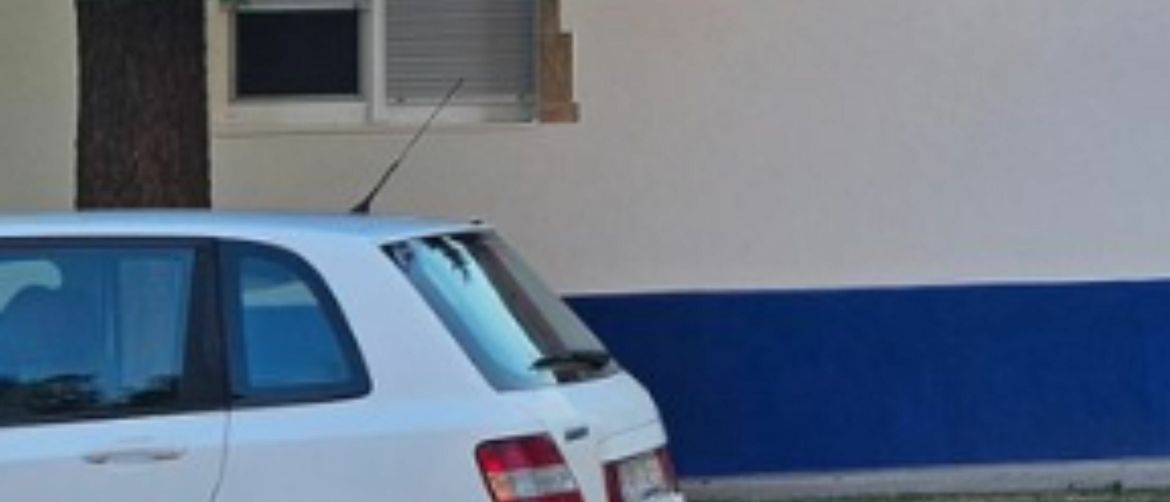 Kuća s fasadom u bojama hrvatske zastave