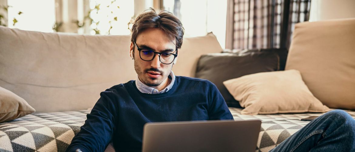 Intelektualac za računalom kako uči