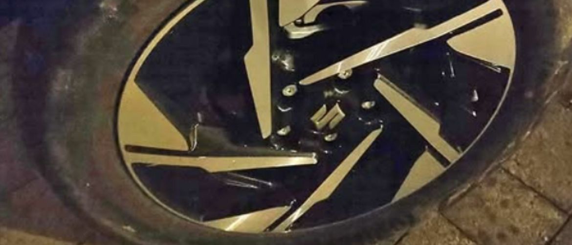 Bizarno popravljena guma na automobilu u Dalmaciji