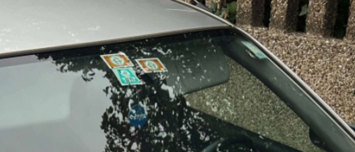 Automobil s nekolicinom kazni za parkiranje