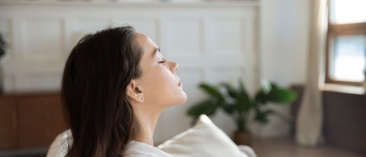 Djevojka koja je sama