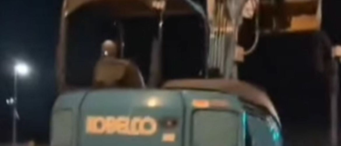 Bager ostavljen u neobičnoj pozi