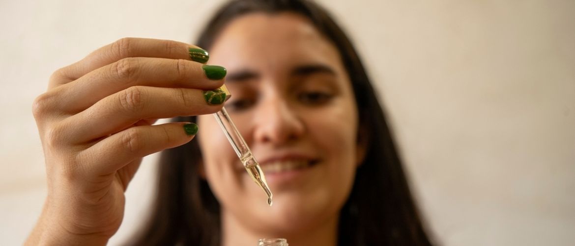 Stavljanje seruma na lice