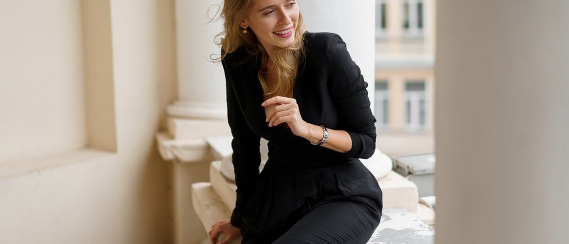 Žena u crnom outfitu