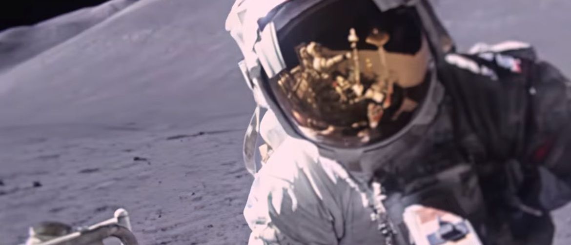 Astronaut na Mjesecu gleda u kameru
