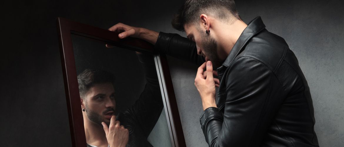 narcisoidni muškarac koji se gleda u ogledalo