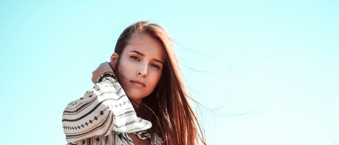 Zamišljena djevojka