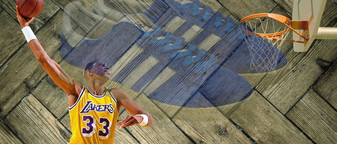 Košarkaš Kareem Abdul Jabbar kako izvodi skyhook i tenisice atmos x adidas