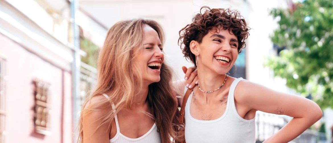 Prijateljice se smiju