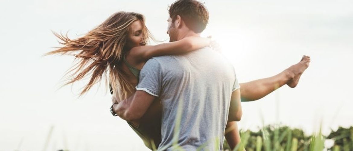 Dečko nosi djevojku