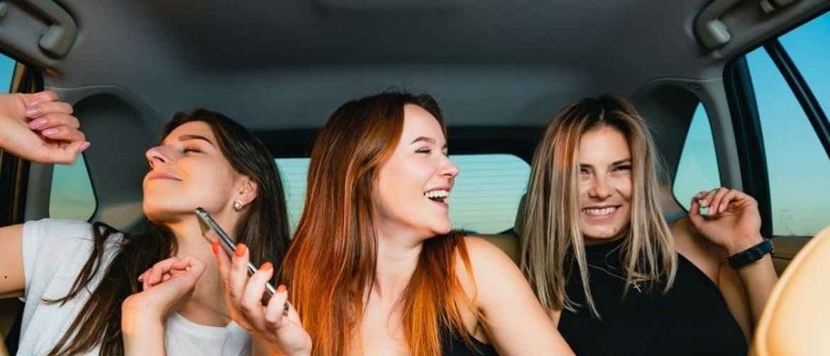 Djevojka pušta glazbu u autu