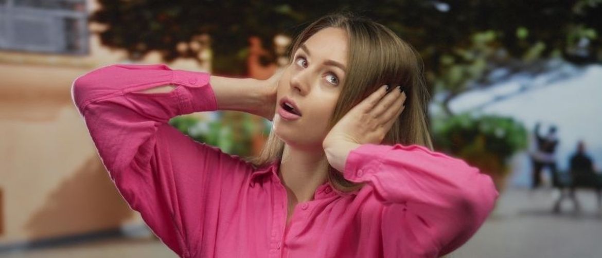 Djevojka prekriva uši