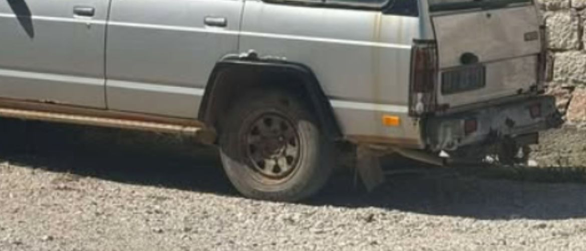 Hrđavi automobil s brodom umjesto krova