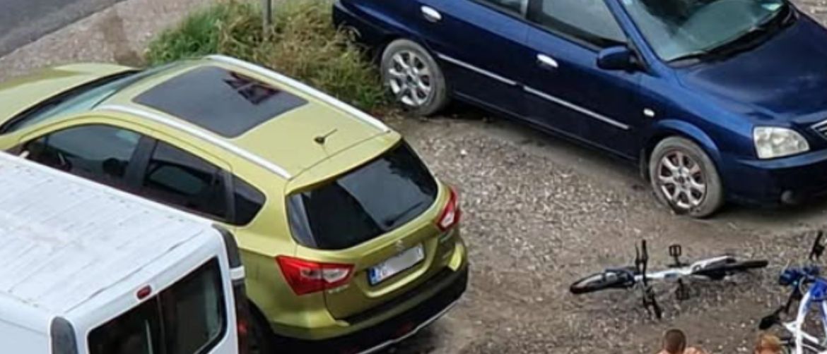 Ogromna lokva na parkingu i djeca