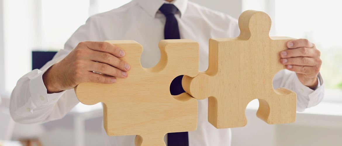 Muškarac koji drži dijelove slagalice u ruci