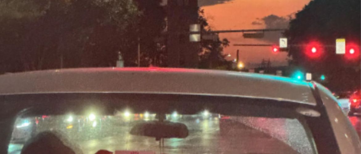 Automobil i zalazak sunca