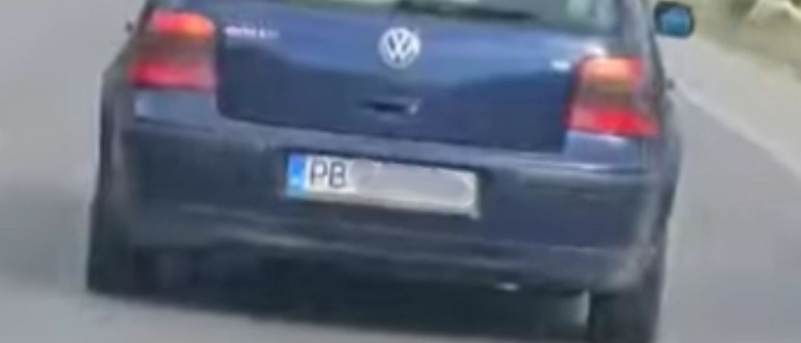 Automobil s teletom u prtljažniku