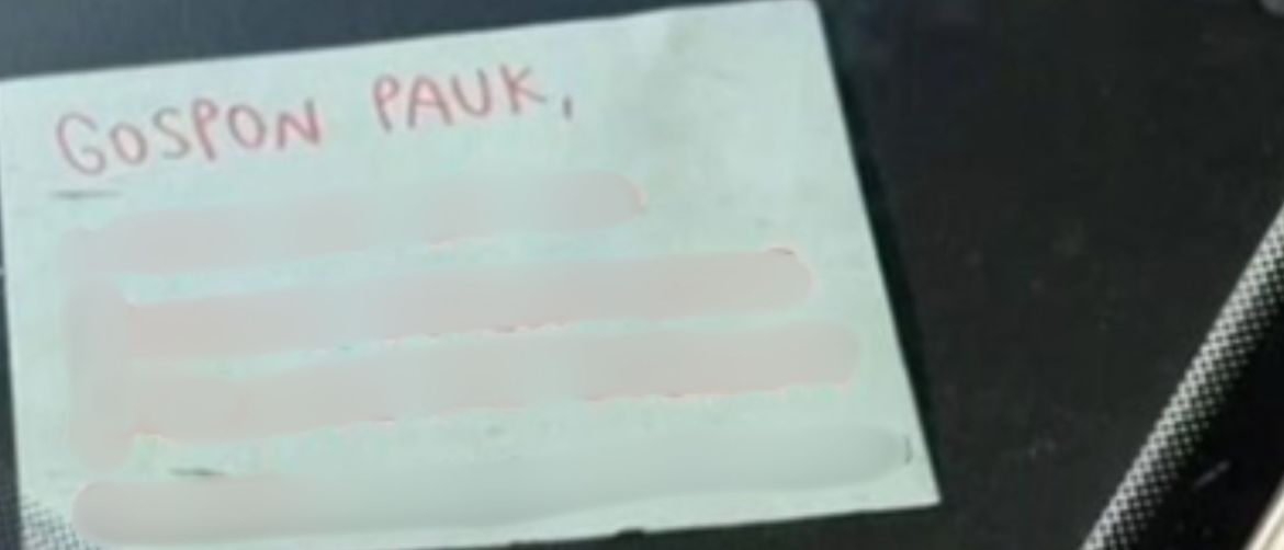 Poruka na vjetrobranskom staklu