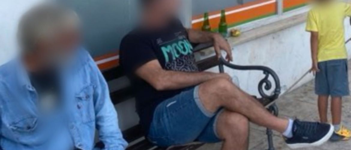 Magarac ispred trgovine u Dalmaciji