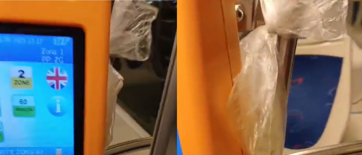 Vrećica zavezana za uređaj za naplatu u tramvaju