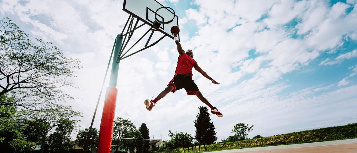 Košarkaš u pozi Michaela Jordana