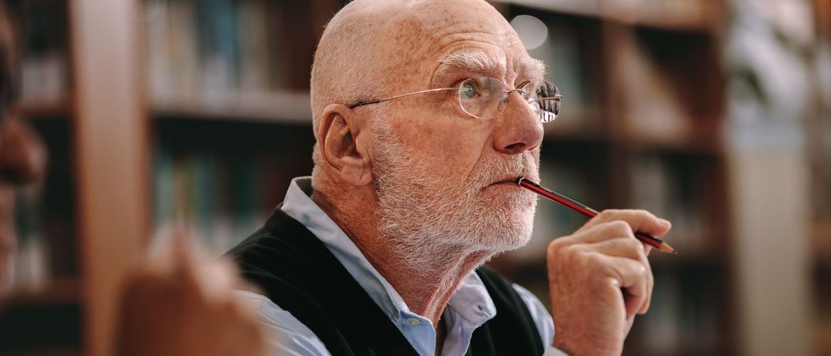 Stariji muškarac kako razmišlja