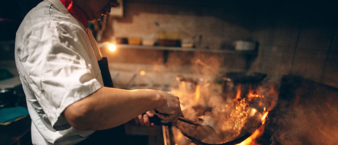 Kuhar pri pripremi jela