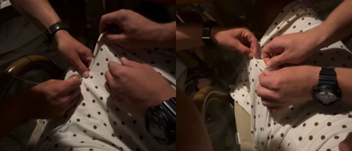 Konobar koji pomaže turistici