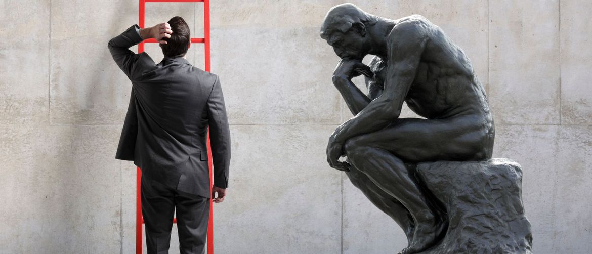 Muškarac ispred ljestvi i mislilac