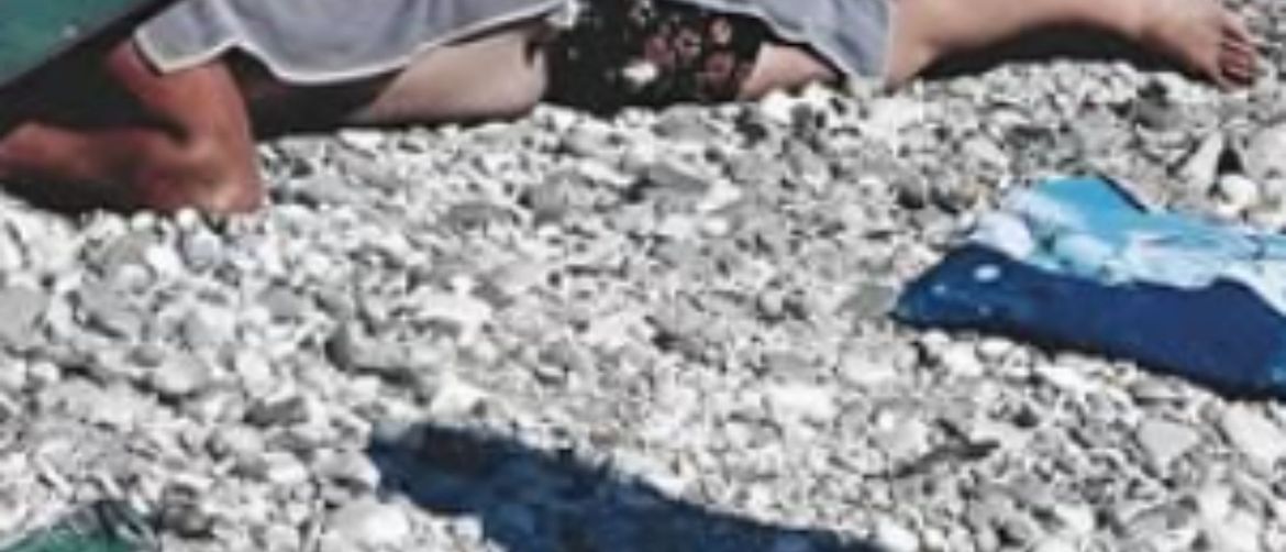 Muškarac koji leži na plaži