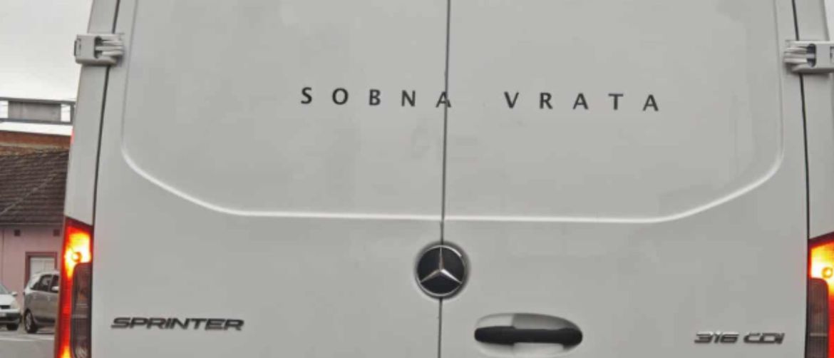 Kombi sa smiješnom registracijom