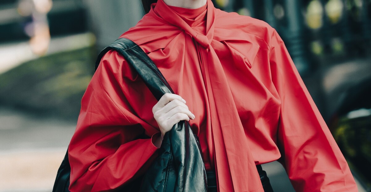 Crvene košulje i bluze su komad koji uljepšava svaku kombinaciju