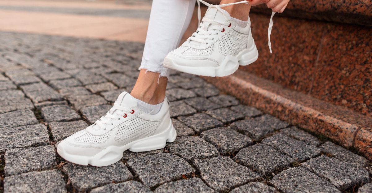 Žena u bijelim tenisicama