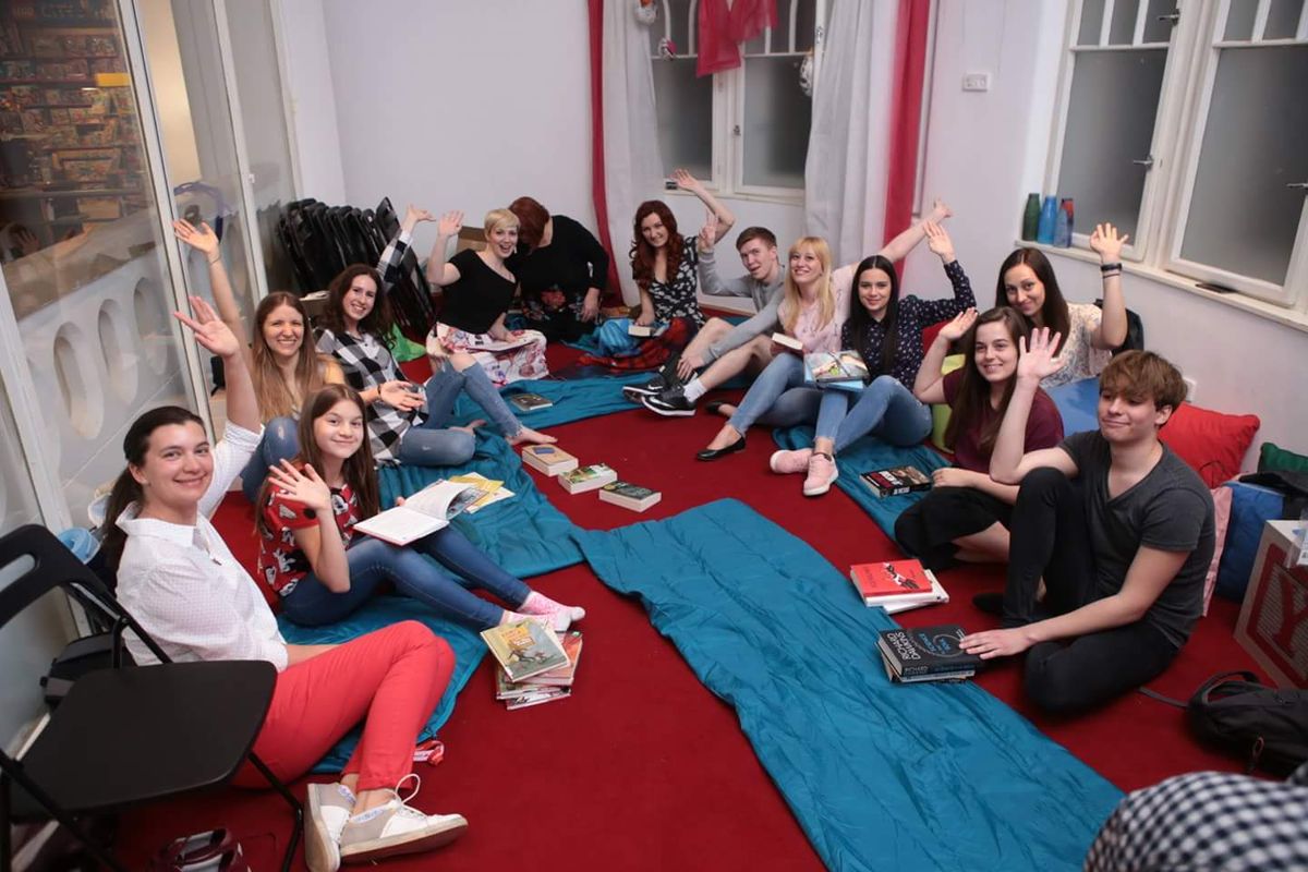 Noć poput ove, jedna je od onih kada želiš biti budan, kako bi svaki trenutak ispunio čitanjem i razgovorom