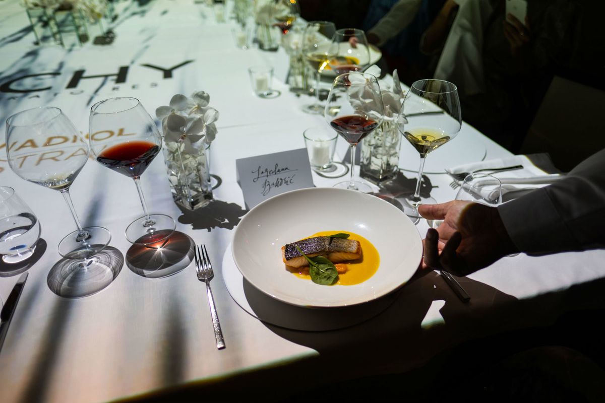 Na ekskluzivnoj i prvi put predstavljenoj 3D mapping večeri u restoranu Dubravkin put, Vichy je predstavio četiri linije svojih proizvoda - 16