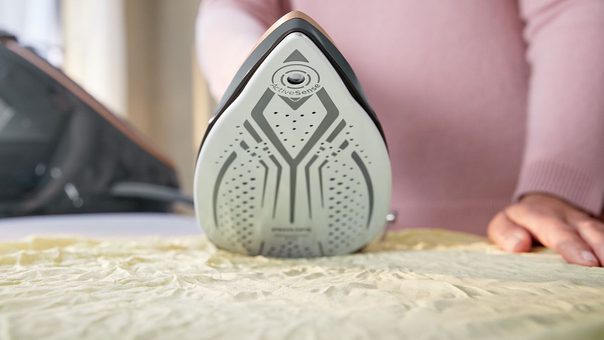 Philips PerfectCare Series 9000, parna postaja koja pomoću kamere i umjetne inteligencije prepoznaje tkaninu i na osnovu toga regulira temperaturu.