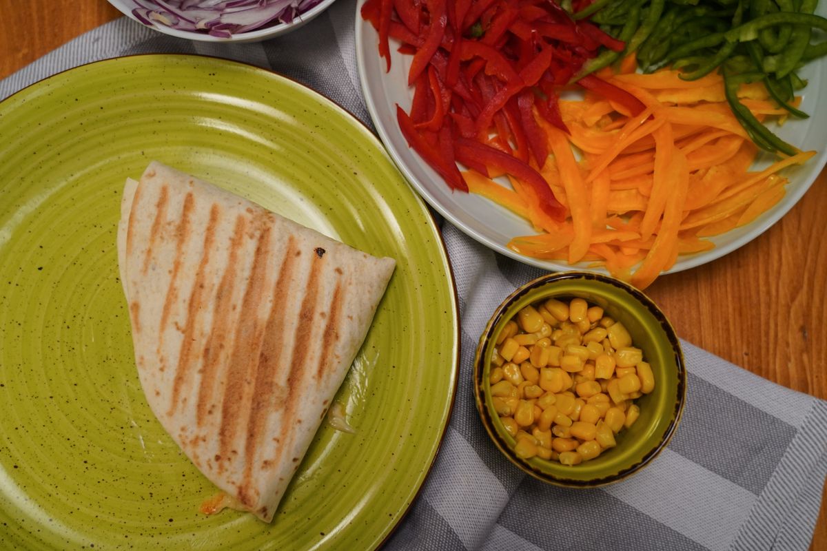 Viralna tortilja s piletinom i šarenim dodacima